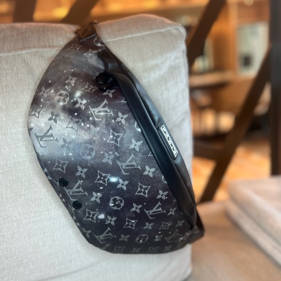 LOUIS VUITTON - Unisex Black/Silver Limited Edition Monogram Galaxy Bumbag - Picture 1 of 12